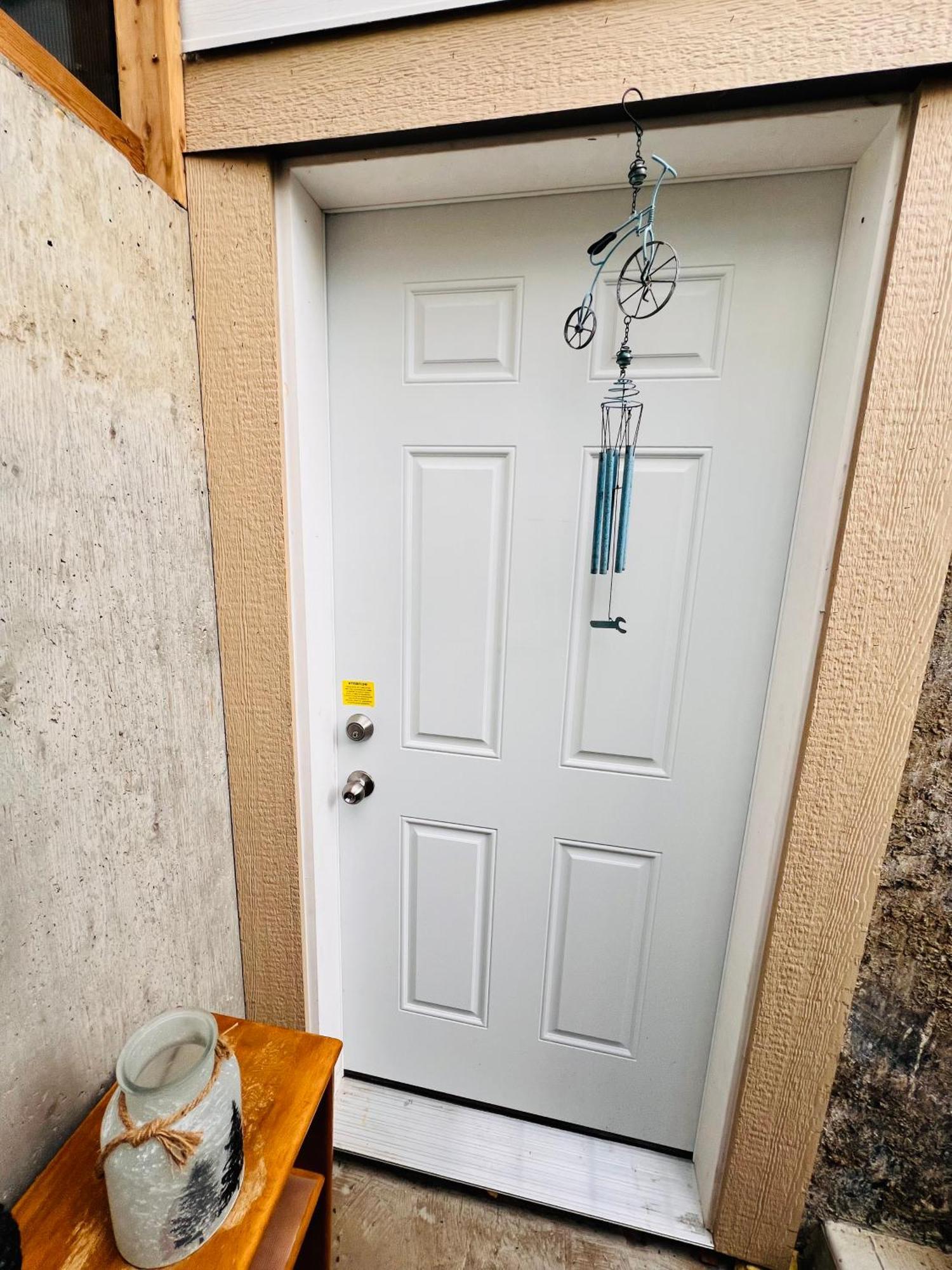 A Classic Homely Basement Suite! Chestermere 외부 사진