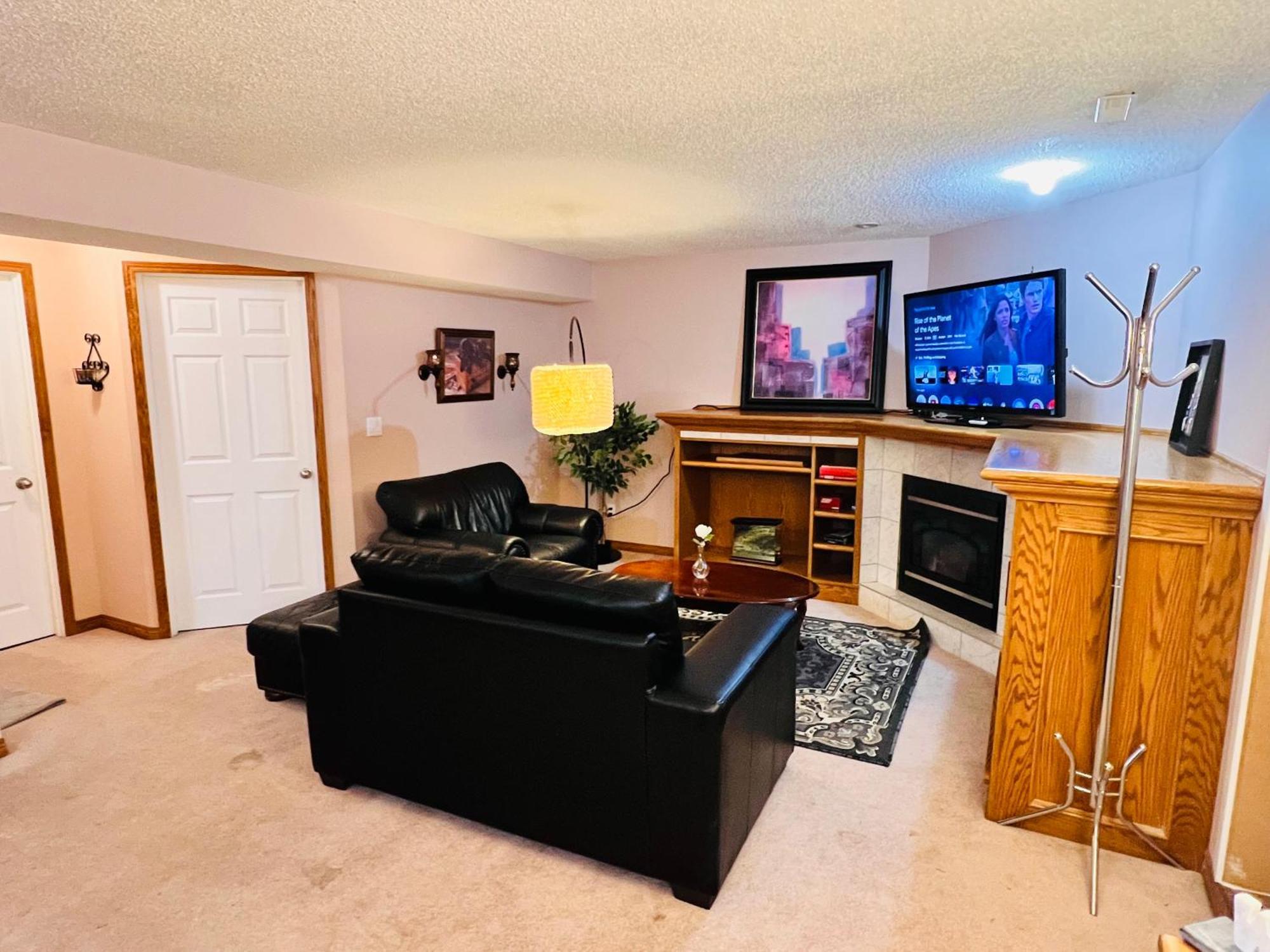 A Classic Homely Basement Suite! Chestermere 외부 사진
