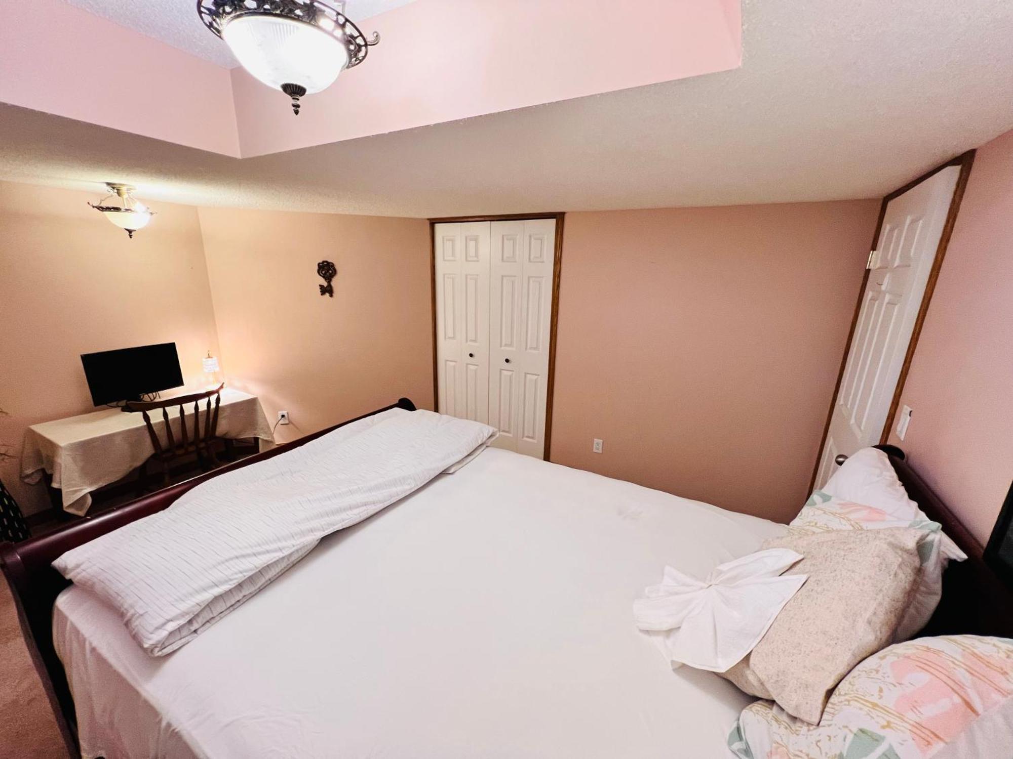 A Classic Homely Basement Suite! Chestermere 외부 사진