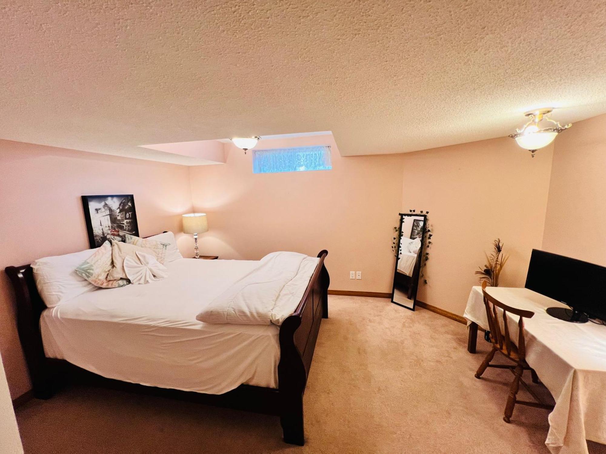 A Classic Homely Basement Suite! Chestermere 외부 사진