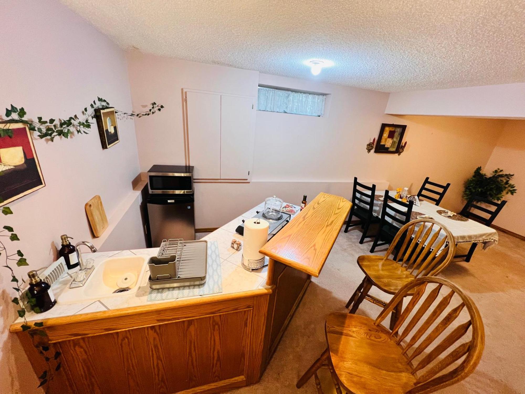A Classic Homely Basement Suite! Chestermere 외부 사진