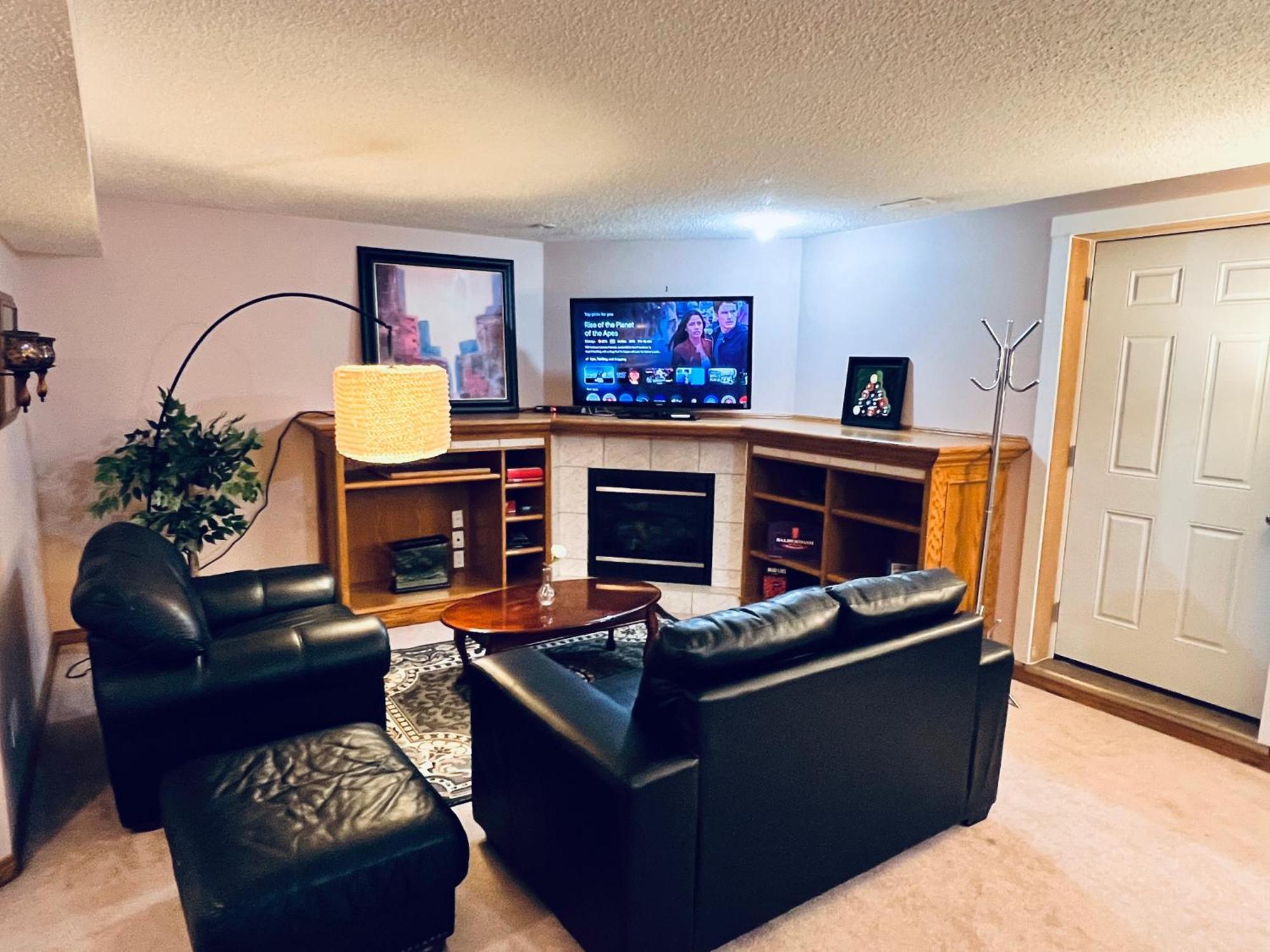 A Classic Homely Basement Suite! Chestermere 외부 사진