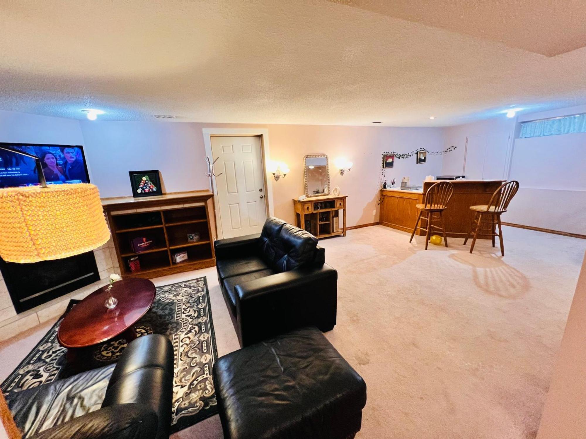 A Classic Homely Basement Suite! Chestermere 외부 사진