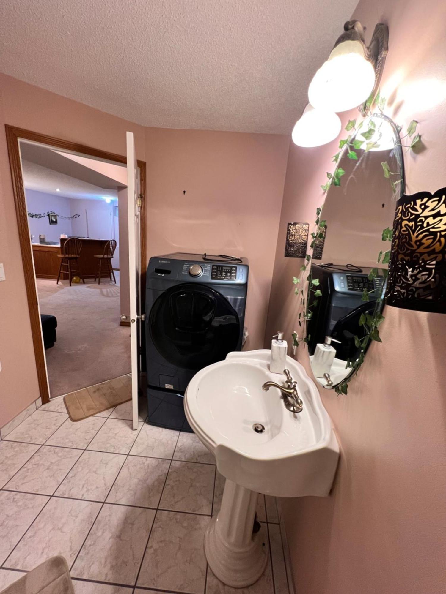 A Classic Homely Basement Suite! Chestermere 외부 사진